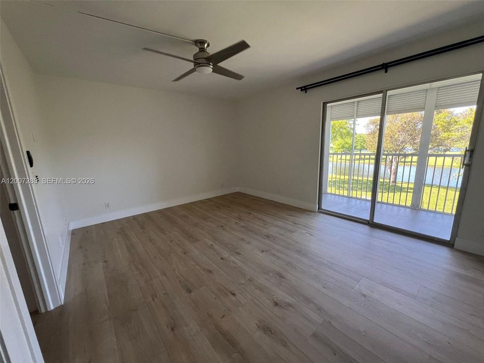 For Sale: $155,000 (1 beds, 1 baths, 811 Square Feet)