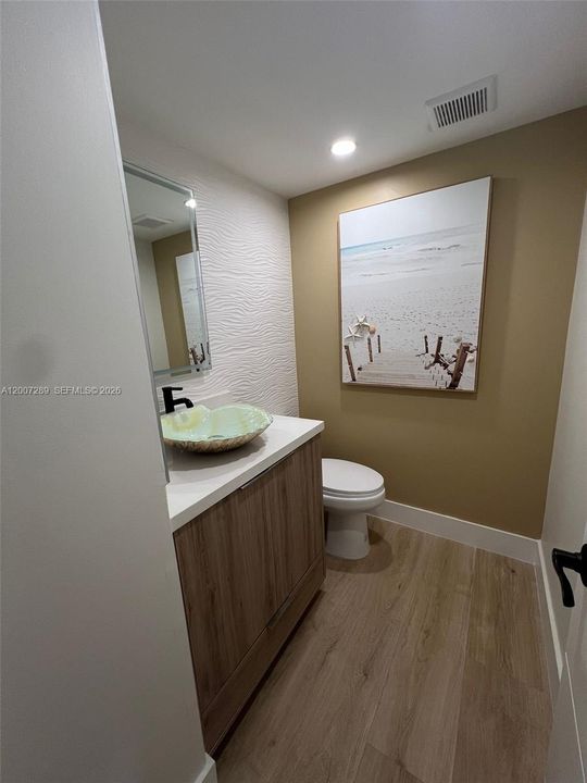 For Sale: $155,000 (1 beds, 1 baths, 811 Square Feet)