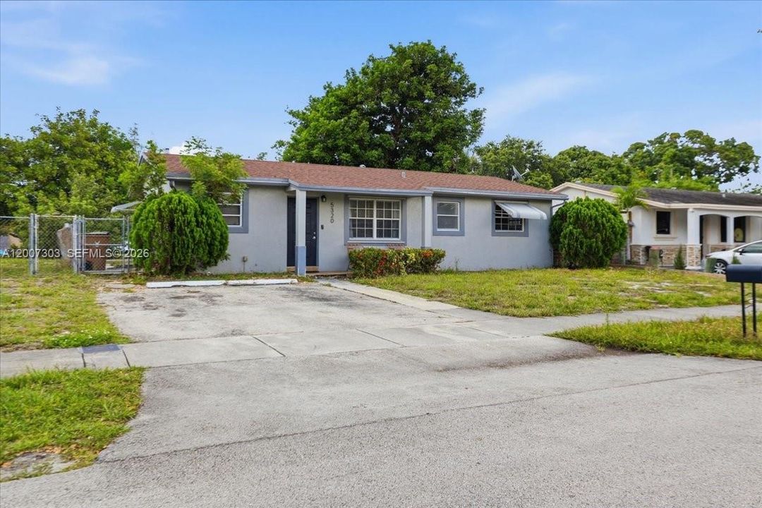 Active With Contract: $299,900 (3 beds, 2 baths, 1206 Square Feet)