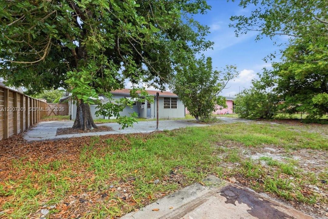 Active With Contract: $299,900 (3 beds, 2 baths, 1206 Square Feet)