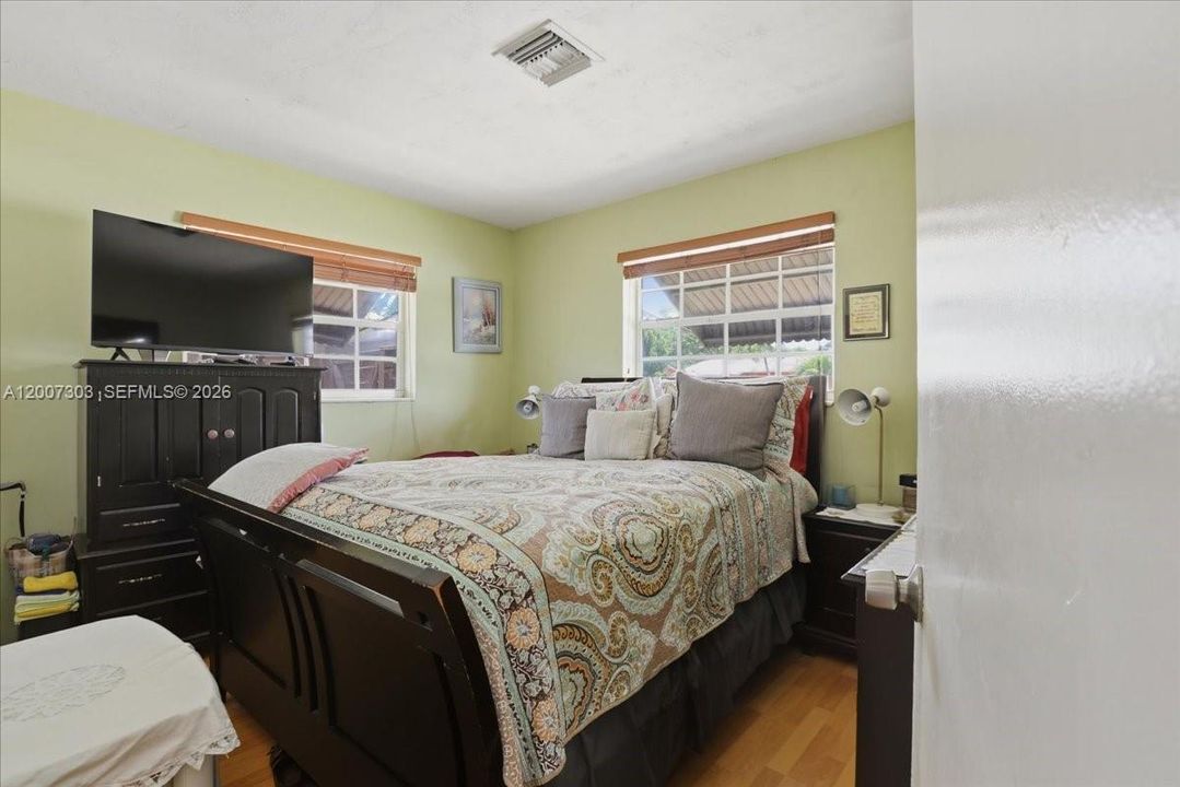Active With Contract: $299,900 (3 beds, 2 baths, 1206 Square Feet)