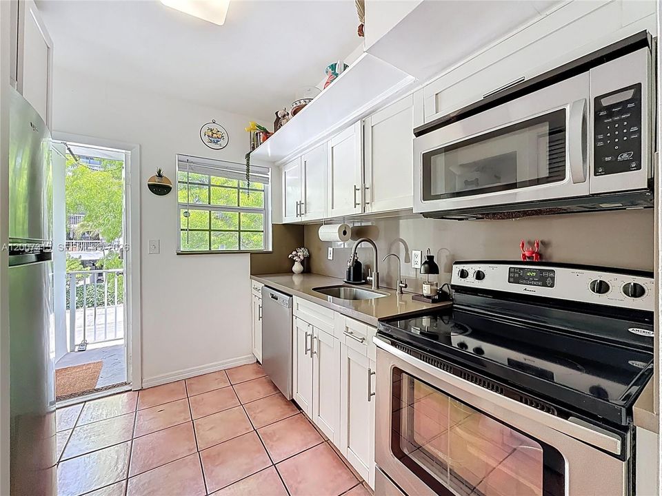 For Sale: $395,000 (2 beds, 2 baths, 1091 Square Feet)