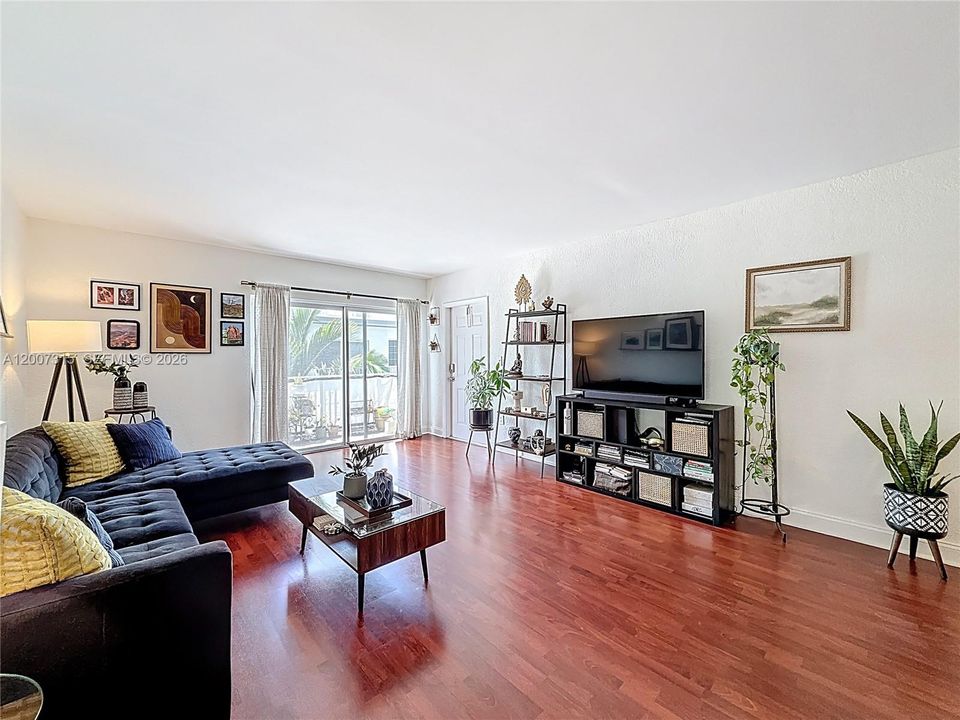 For Sale: $395,000 (2 beds, 2 baths, 1091 Square Feet)