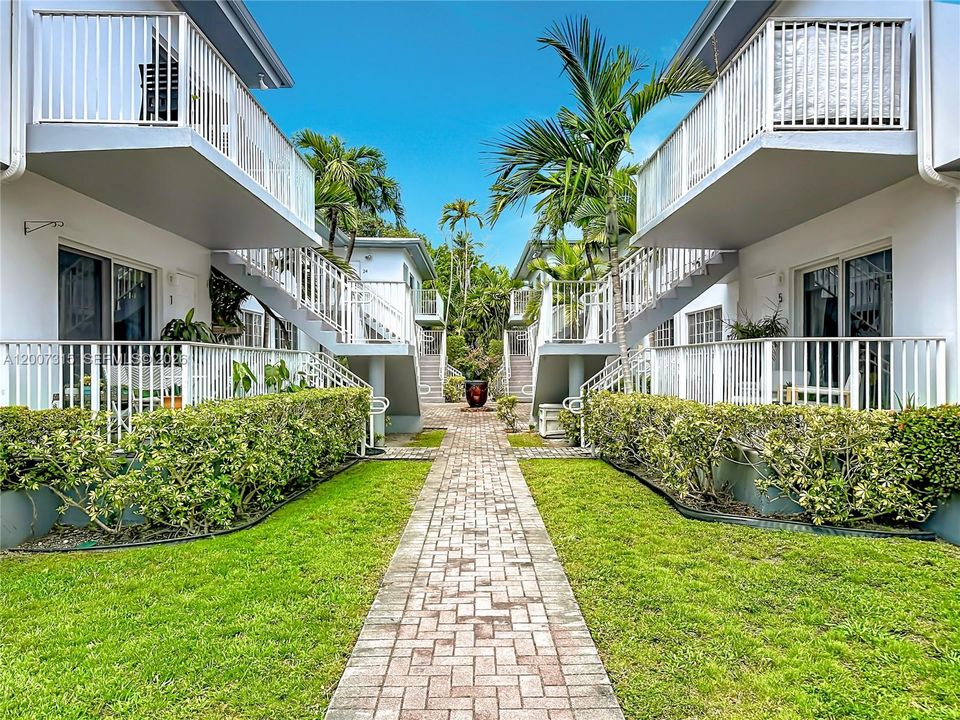 For Sale: $395,000 (2 beds, 2 baths, 1091 Square Feet)