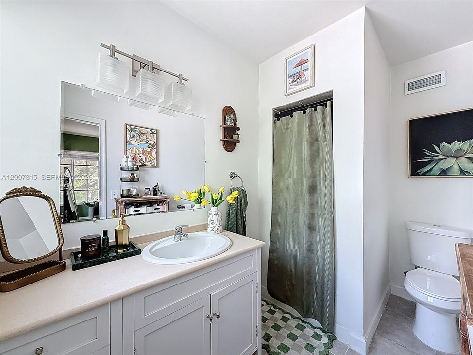 For Sale: $395,000 (2 beds, 2 baths, 1091 Square Feet)