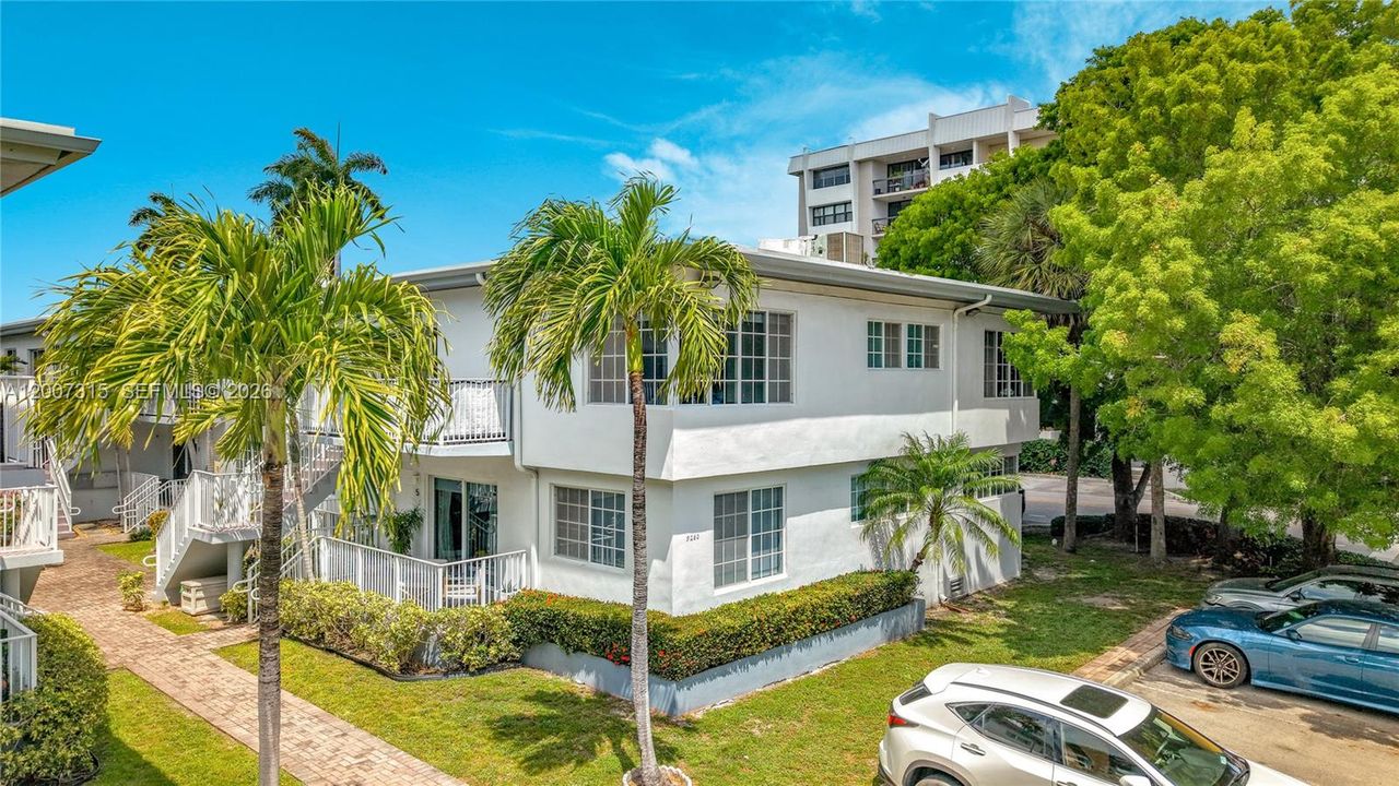 For Sale: $395,000 (2 beds, 2 baths, 1091 Square Feet)
