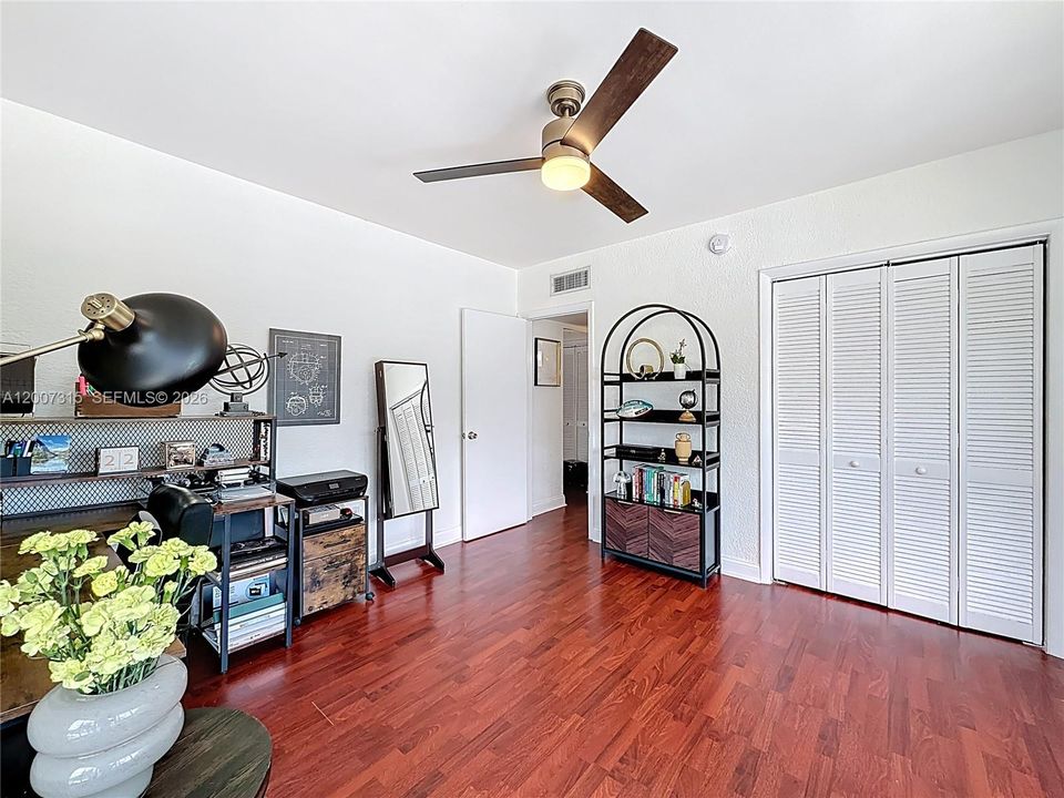 For Sale: $395,000 (2 beds, 2 baths, 1091 Square Feet)