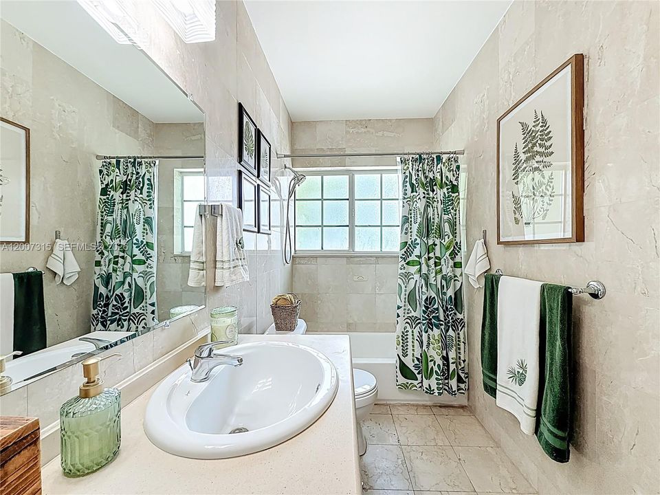For Sale: $395,000 (2 beds, 2 baths, 1091 Square Feet)