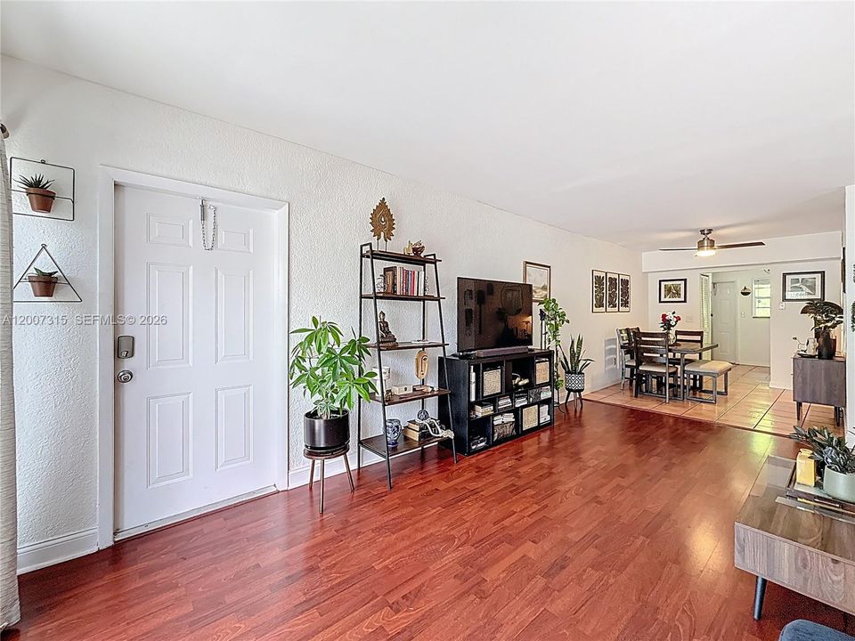 For Sale: $395,000 (2 beds, 2 baths, 1091 Square Feet)