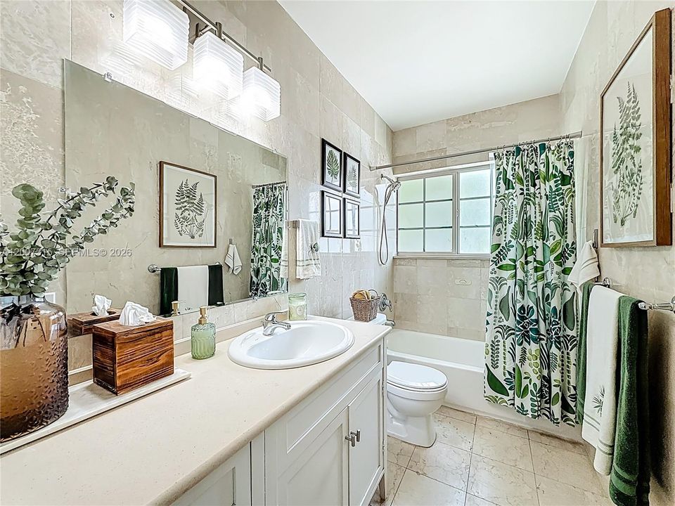 For Sale: $395,000 (2 beds, 2 baths, 1091 Square Feet)