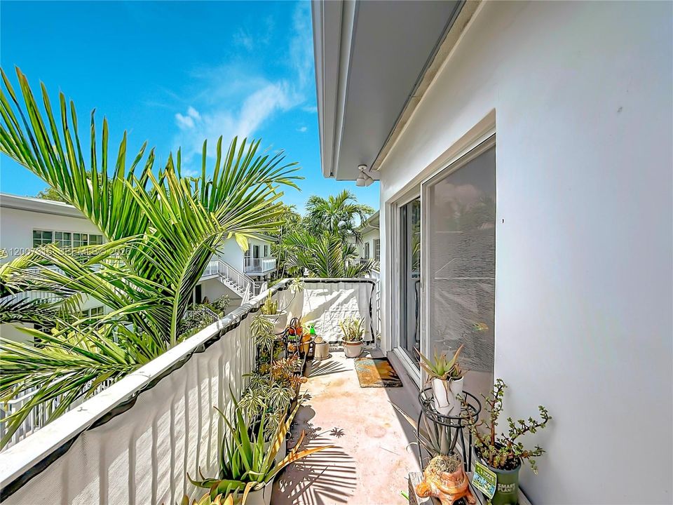 For Sale: $395,000 (2 beds, 2 baths, 1091 Square Feet)