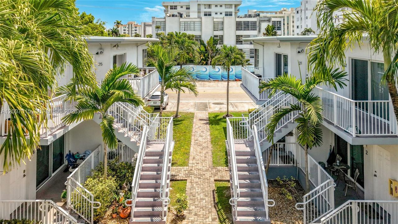For Sale: $395,000 (2 beds, 2 baths, 1091 Square Feet)