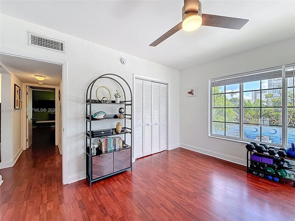 For Sale: $395,000 (2 beds, 2 baths, 1091 Square Feet)