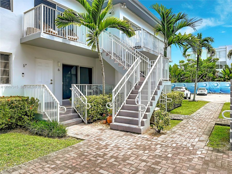 For Sale: $395,000 (2 beds, 2 baths, 1091 Square Feet)