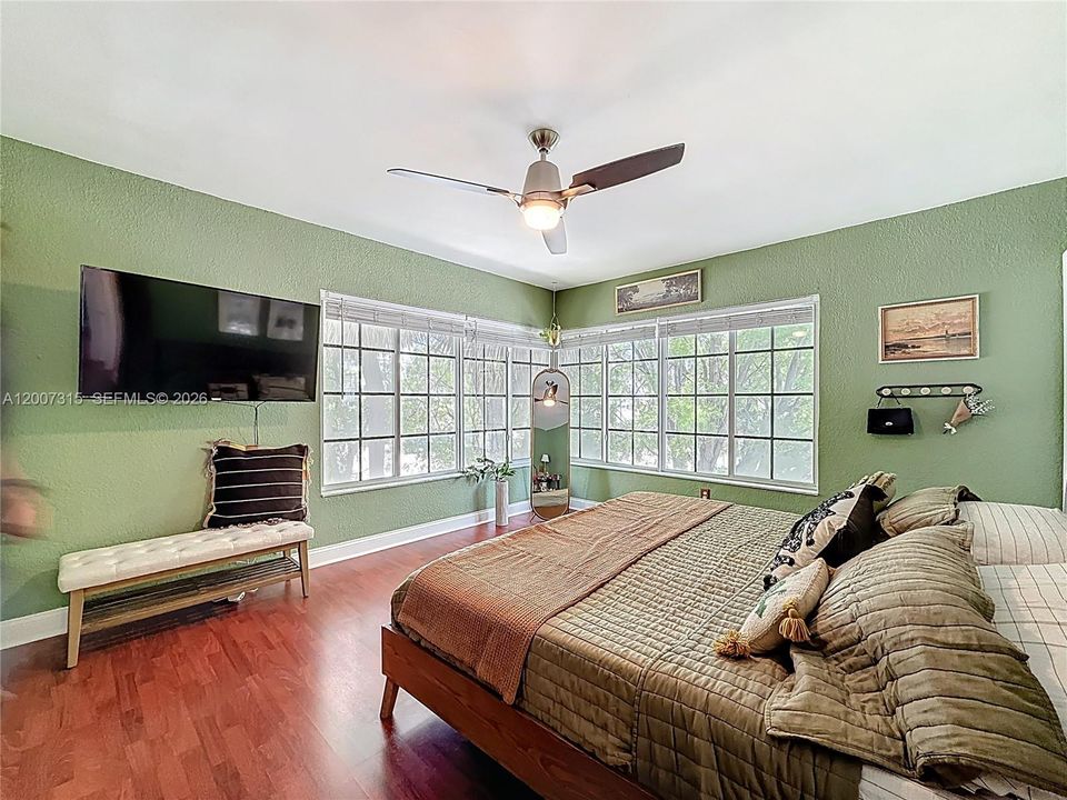 For Sale: $395,000 (2 beds, 2 baths, 1091 Square Feet)