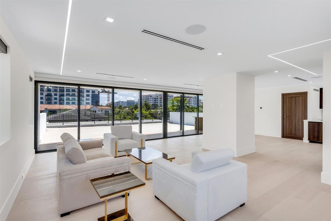 CLUBROOM_LOOKING_OUT_EB