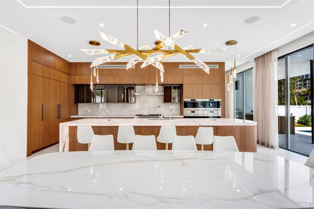 DINING_TO_KITCHEN_STRAIGHT_EB