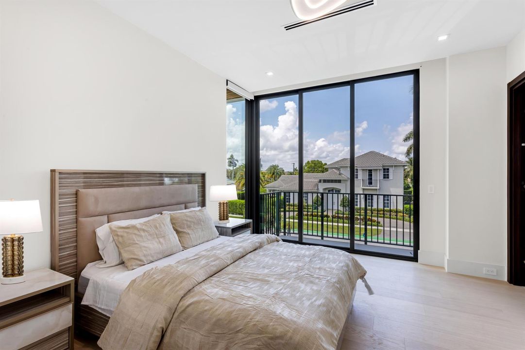 mls_BEDROOM_3_EB_LAMP