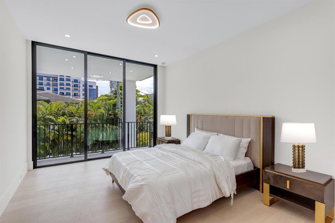 mls_BEDROOM_2_EB_LAMP