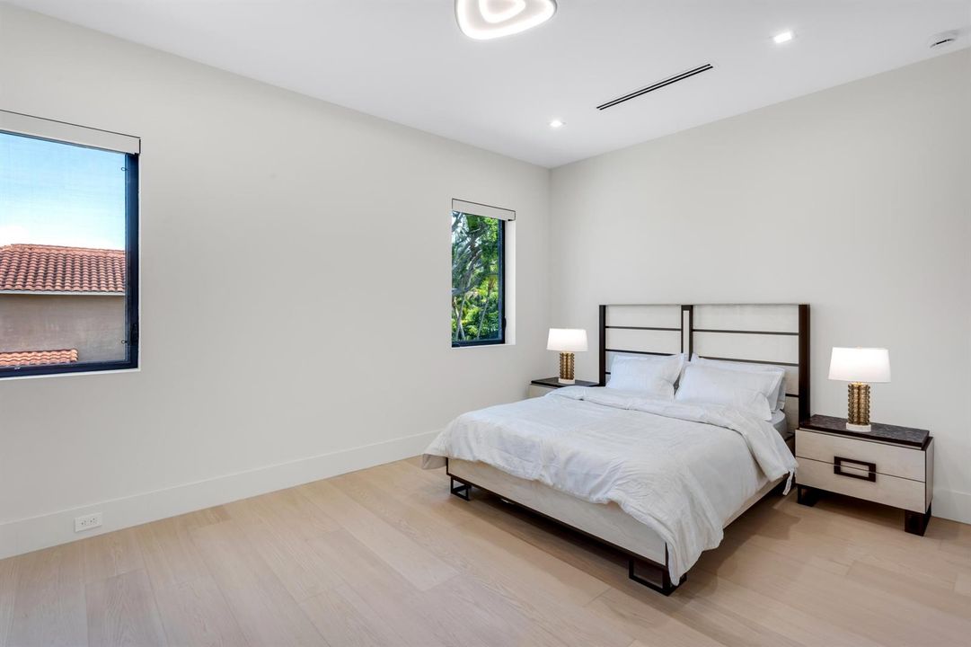 mls_BEDROOM_1_EB_LAMP