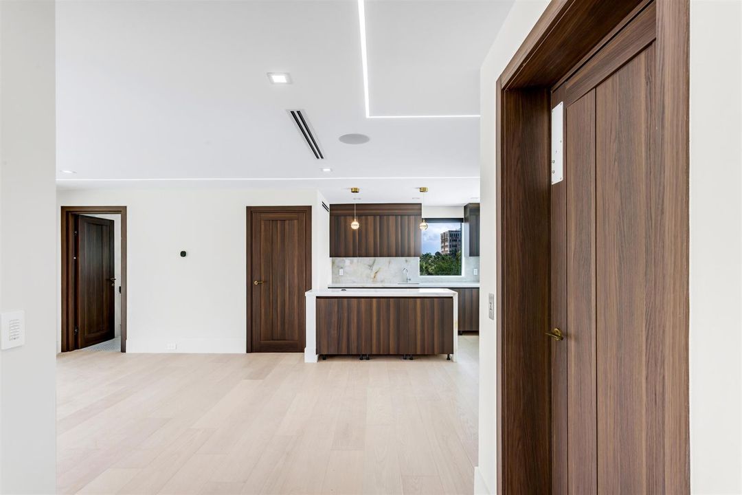 CLUBROOM_STRAIGHT_EB