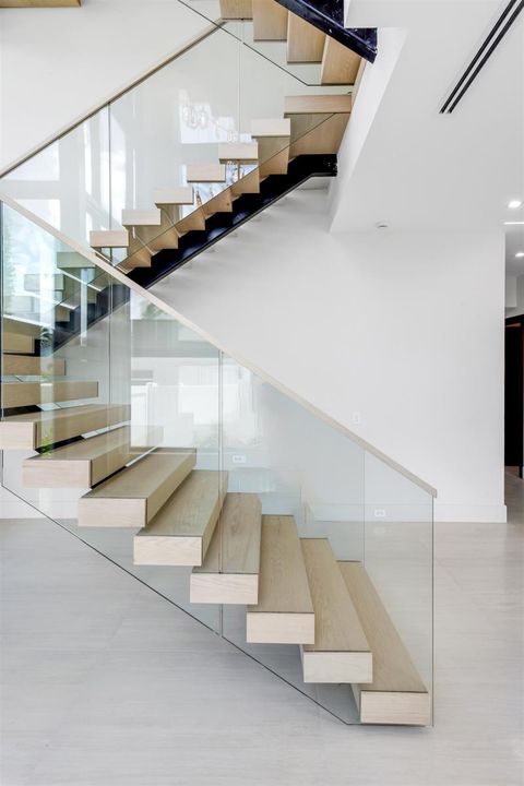 STAIRCASE_STRAIGHT_EB