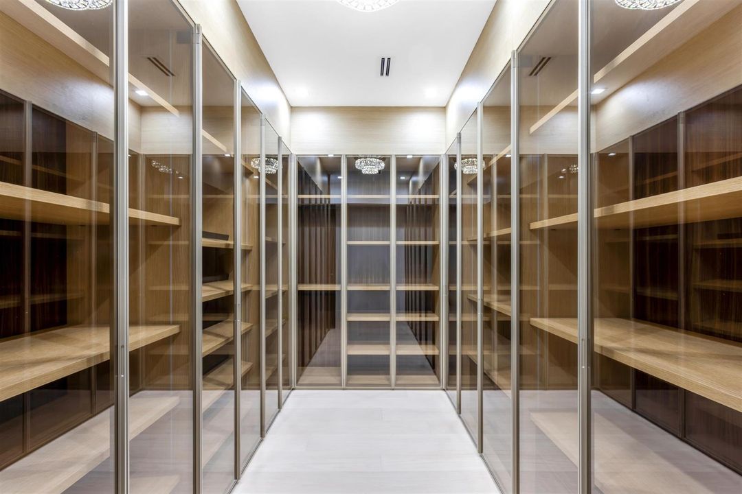 WALK_IN_CLOSET_STRAIGHT_EB