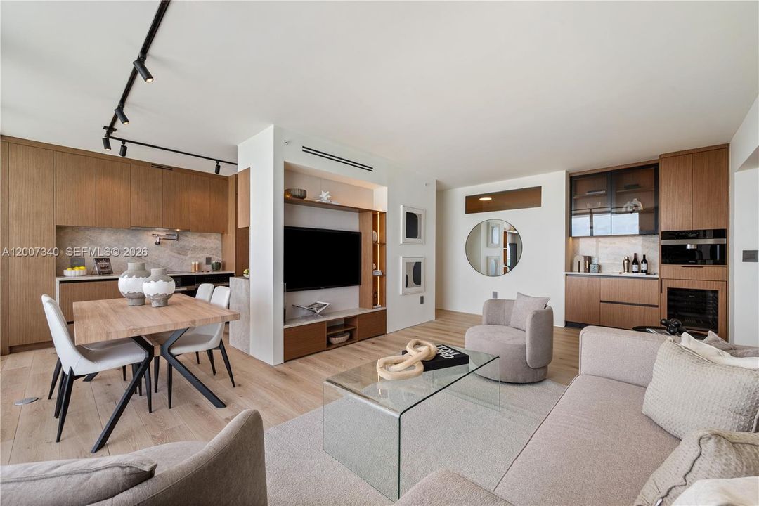 For Sale: $1,950,000 (2 beds, 2 baths, 1151 Square Feet)