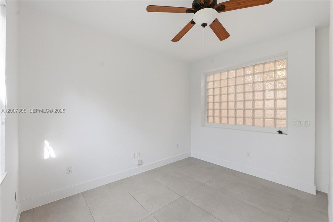 Под контрактом: $3,700 (3 спален, 2 ванн, 1892 Квадратных фут)
