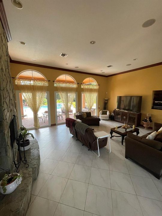 Interior 10