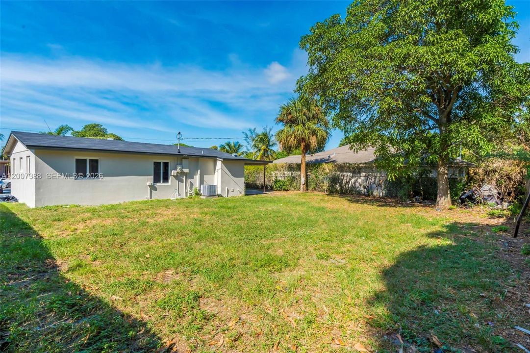 For Sale: $445,000 (3 beds, 2 baths, 828 Square Feet)
