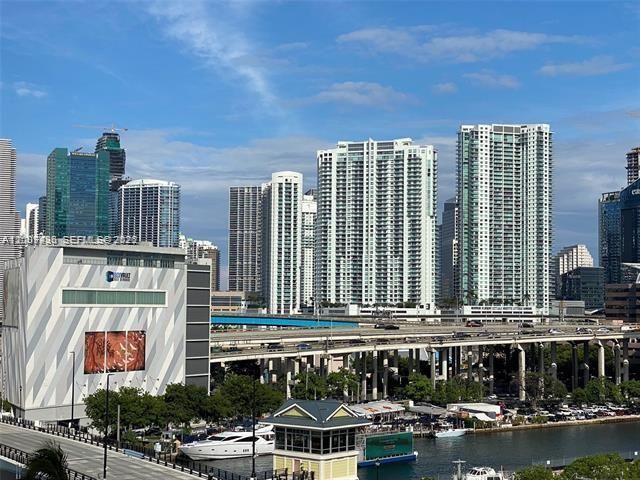 For Sale: $399,000 (2 beds, 2 baths, 1000 Square Feet)