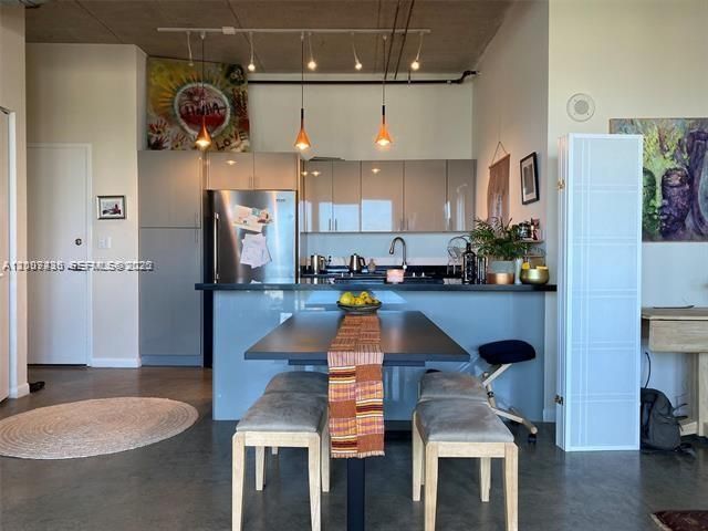 For Sale: $399,000 (2 beds, 2 baths, 1000 Square Feet)