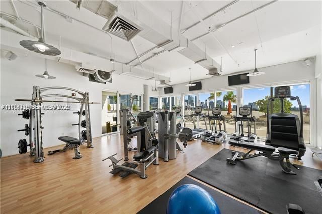 For Sale: $399,000 (2 beds, 2 baths, 1000 Square Feet)