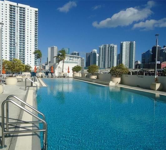 For Sale: $399,000 (2 beds, 2 baths, 1000 Square Feet)