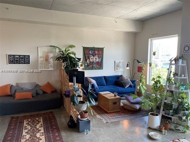 For Sale: $399,000 (2 beds, 2 baths, 1000 Square Feet)