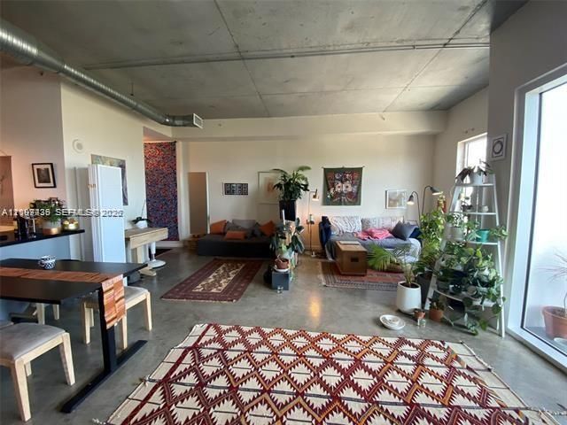 For Sale: $399,000 (2 beds, 2 baths, 1000 Square Feet)