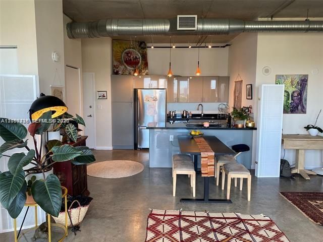 For Sale: $399,000 (2 beds, 2 baths, 1000 Square Feet)