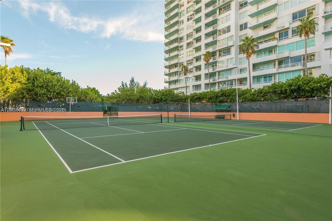 Active With Contract: $12,000 (2 beds, 2 baths, 1960 Square Feet)