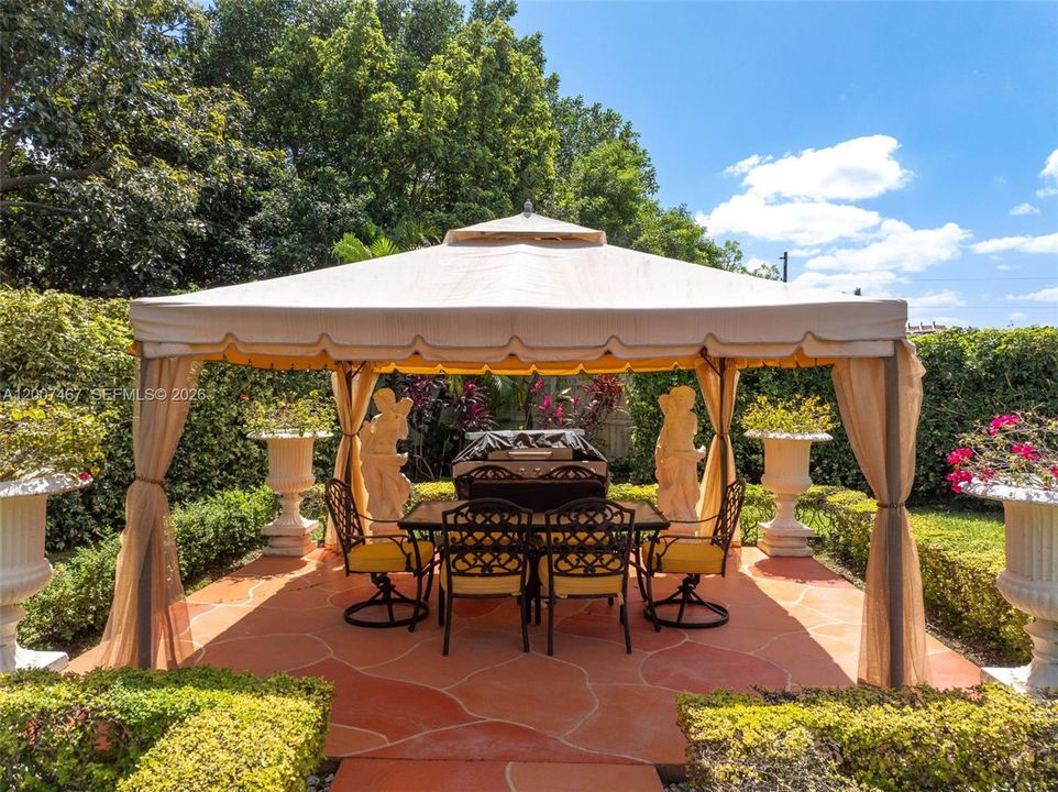 En Venta: $1,150,000 (4 camas, 2 baños, 2444 Pies cuadrados)