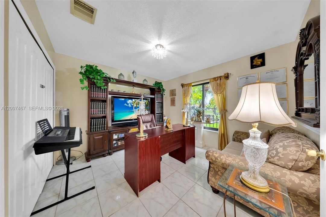 En Venta: $1,150,000 (4 camas, 2 baños, 2444 Pies cuadrados)