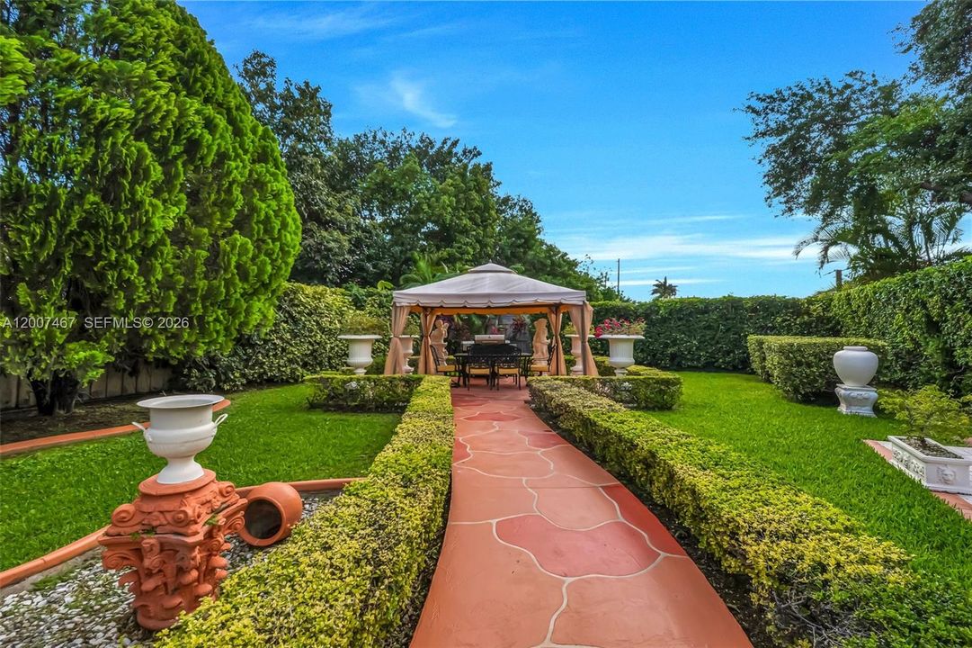 En Venta: $1,150,000 (4 camas, 2 baños, 2444 Pies cuadrados)