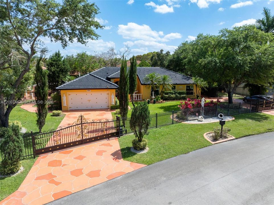 En Venta: $1,150,000 (4 camas, 2 baños, 2444 Pies cuadrados)