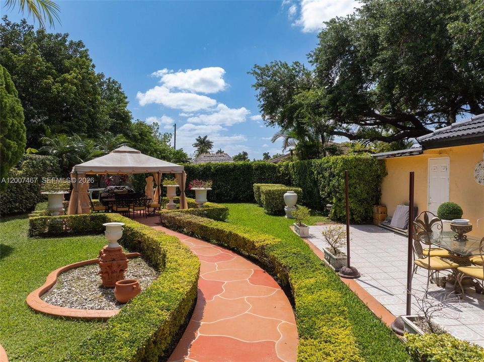 En Venta: $1,150,000 (4 camas, 2 baños, 2444 Pies cuadrados)