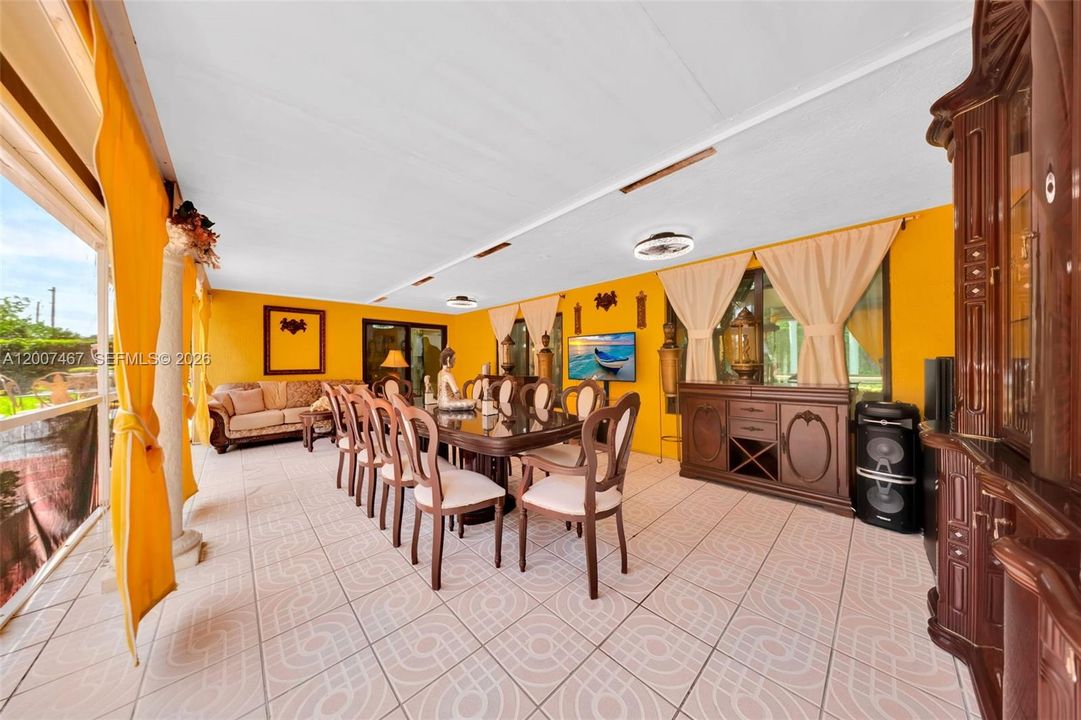 En Venta: $1,150,000 (4 camas, 2 baños, 2444 Pies cuadrados)