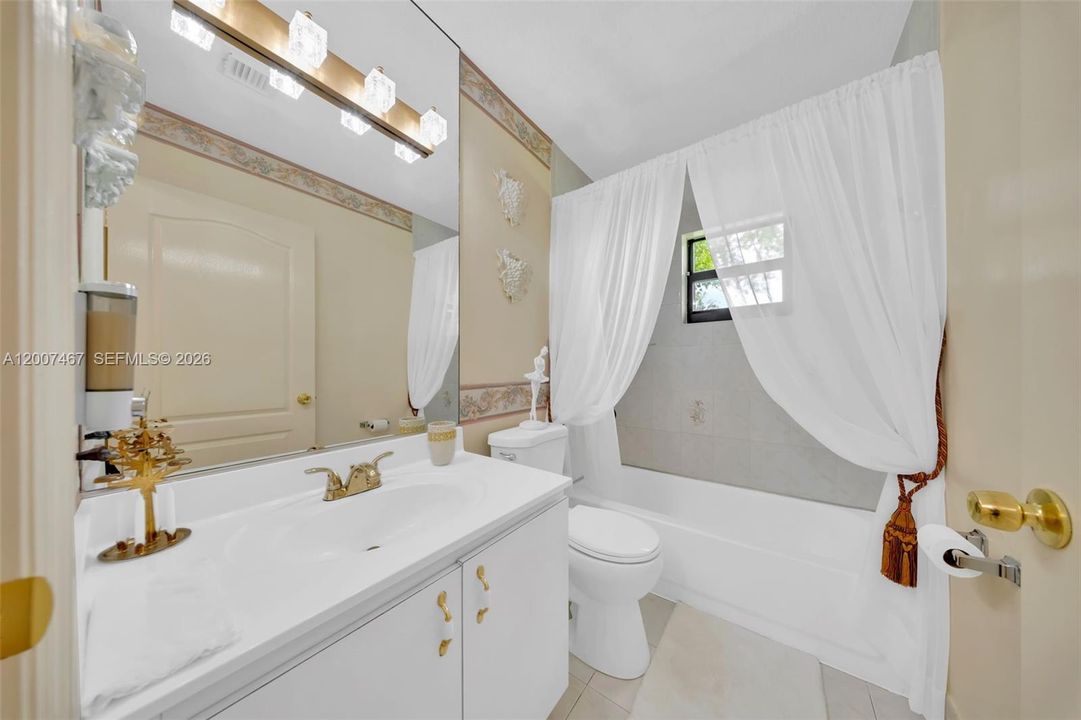En Venta: $1,150,000 (4 camas, 2 baños, 2444 Pies cuadrados)
