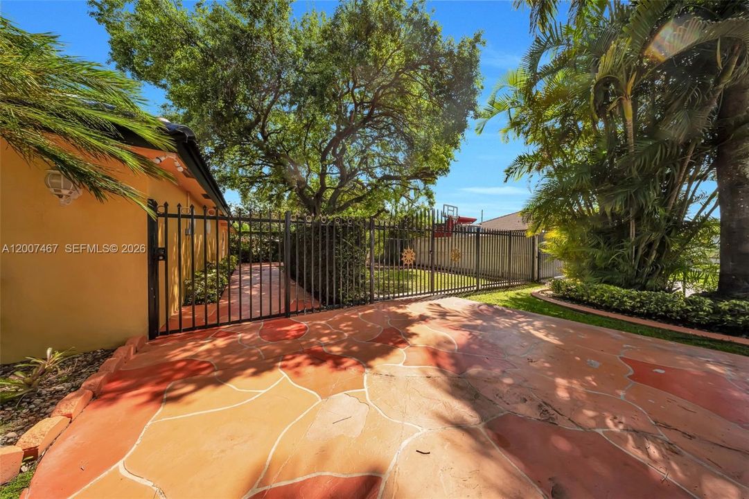 En Venta: $1,150,000 (4 camas, 2 baños, 2444 Pies cuadrados)