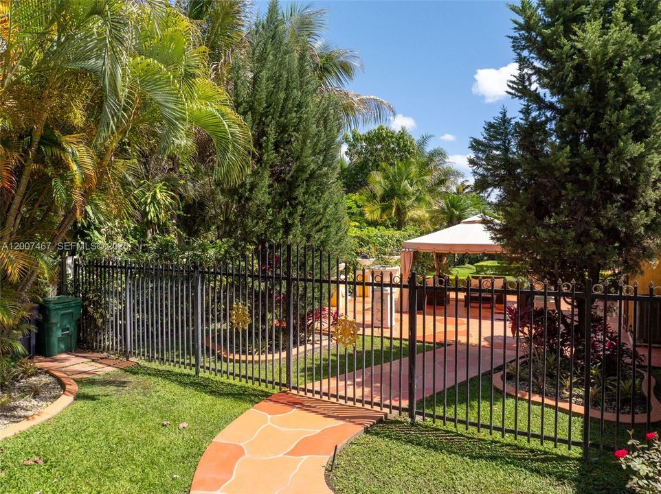 En Venta: $1,150,000 (4 camas, 2 baños, 2444 Pies cuadrados)