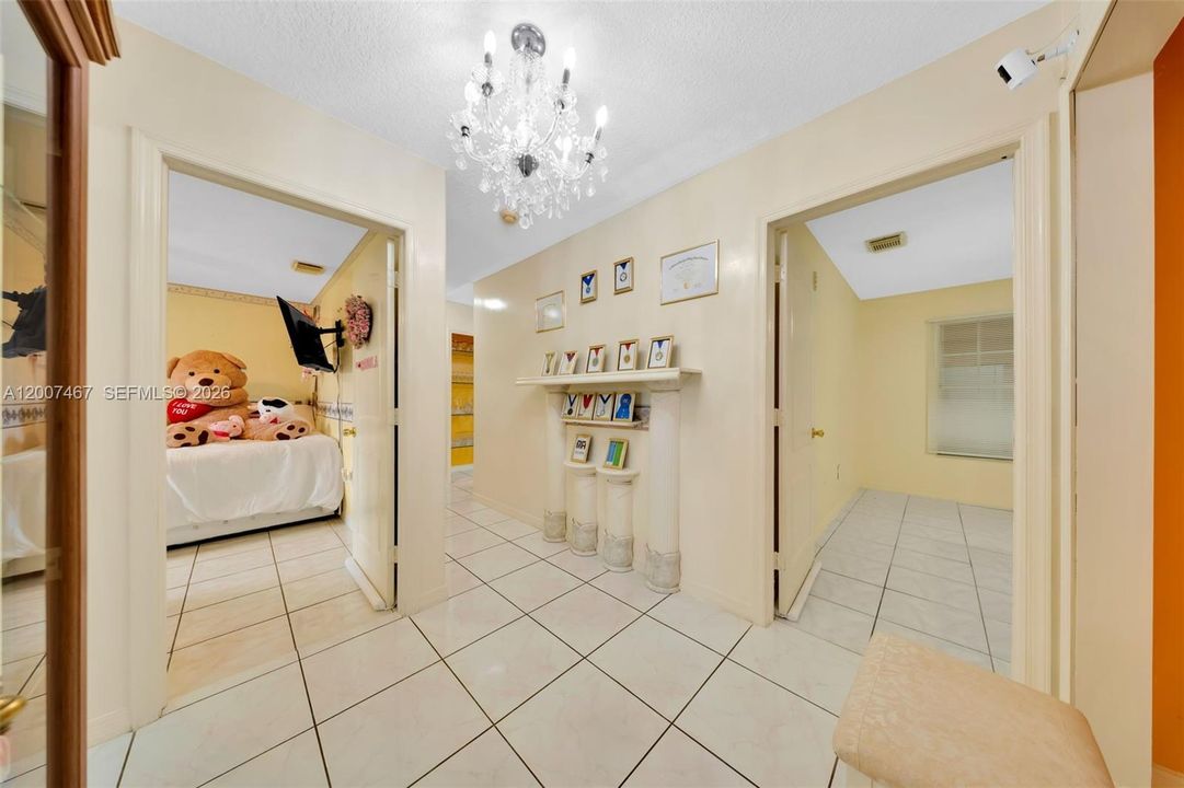 En Venta: $1,150,000 (4 camas, 2 baños, 2444 Pies cuadrados)