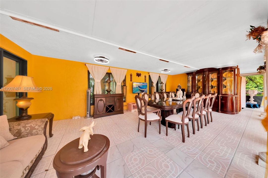 En Venta: $1,150,000 (4 camas, 2 baños, 2444 Pies cuadrados)